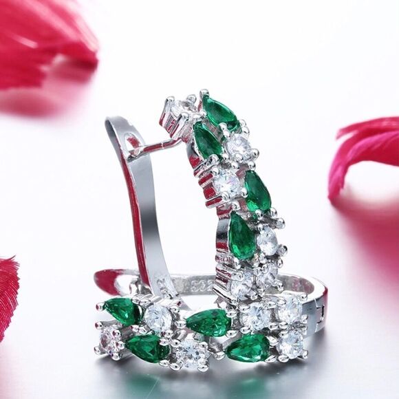 ✨ 925 sterling silver Crystals & emerald stones stunning fashion earrings. ✨ - Picture 1 of 3
